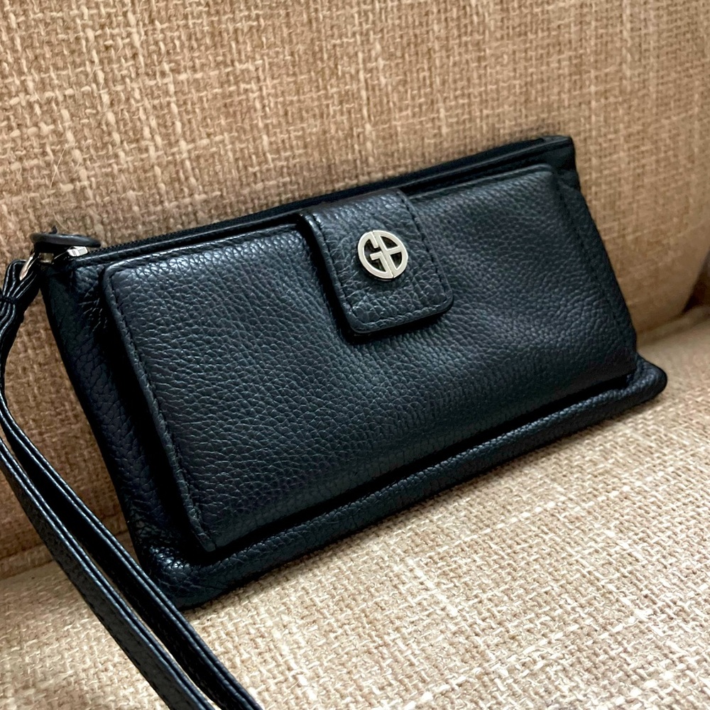 Giani Bernini black leather wristlet - no callouts